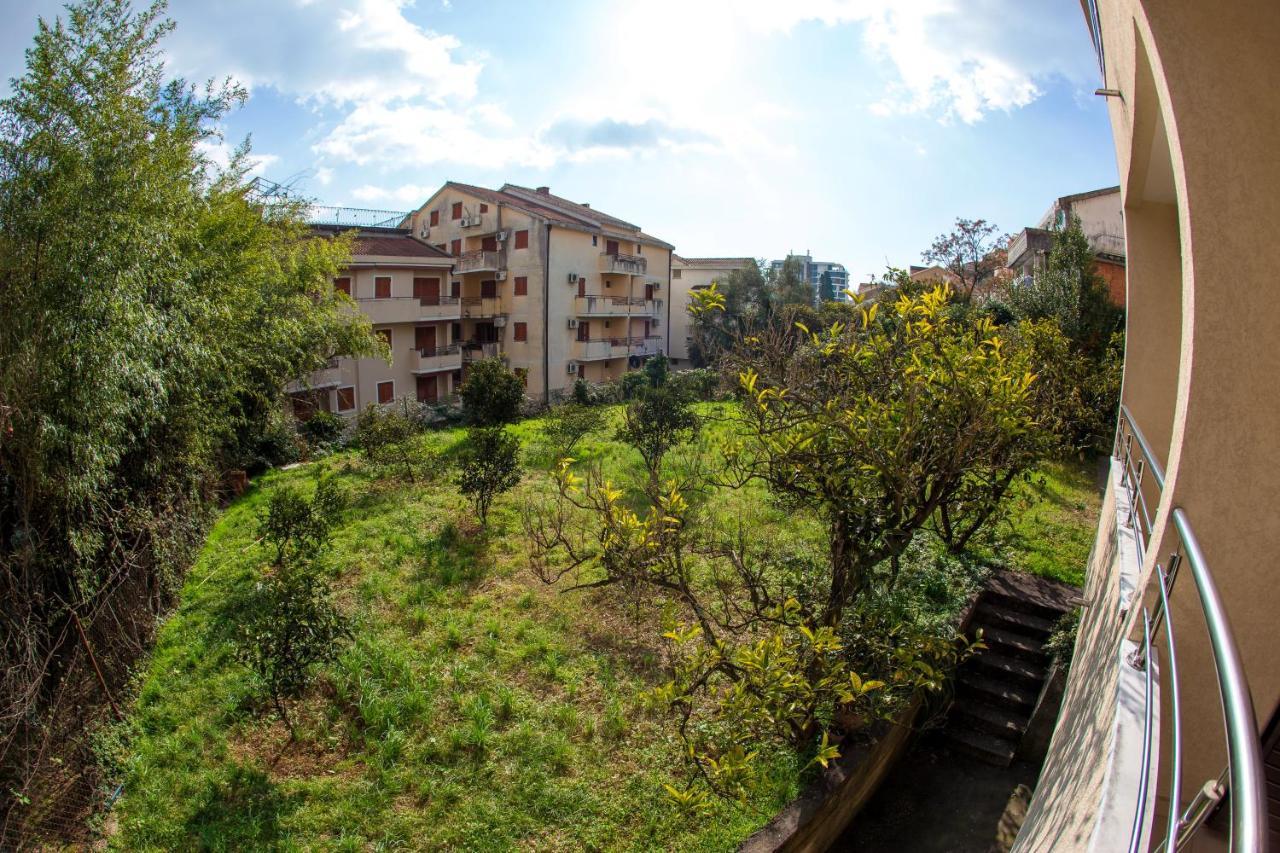 Guest House Mandarina Budva Buitenkant foto